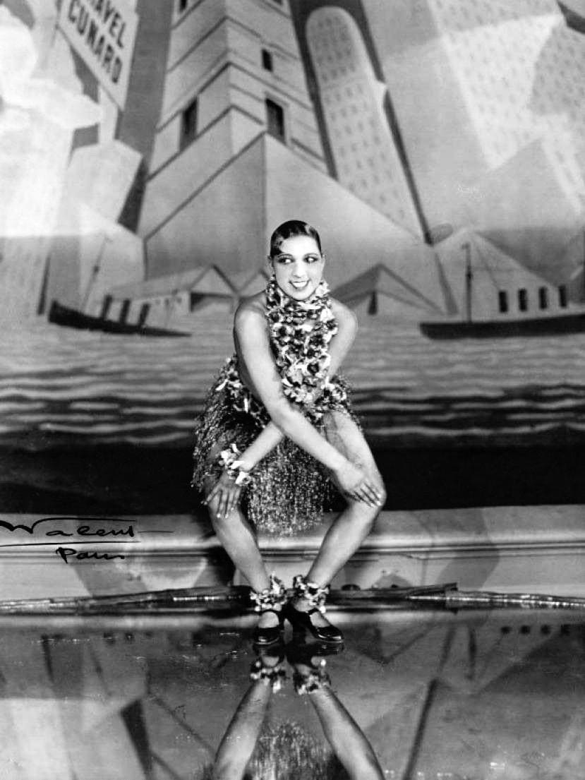 Josephine Baker dances the charleston
