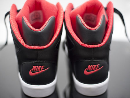 nike opposite color shoes