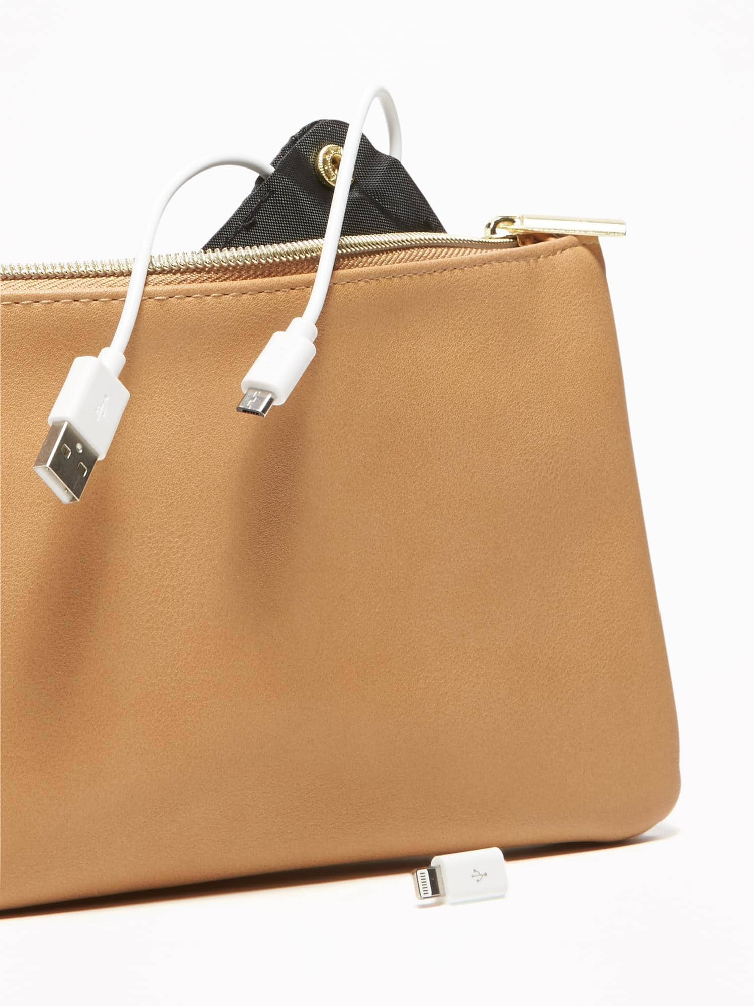 Charging wristlet clutch