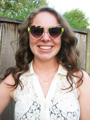 College street style trend - Heart sunglasses
