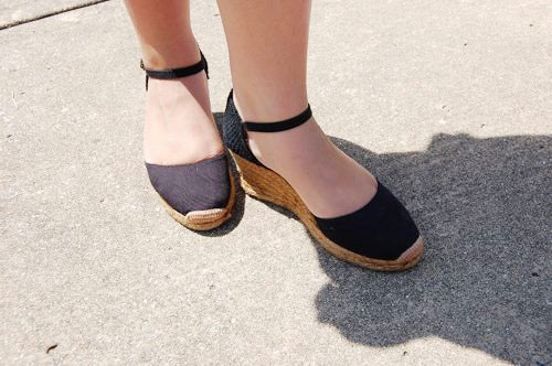 College trend: Basic black espadrille wedges