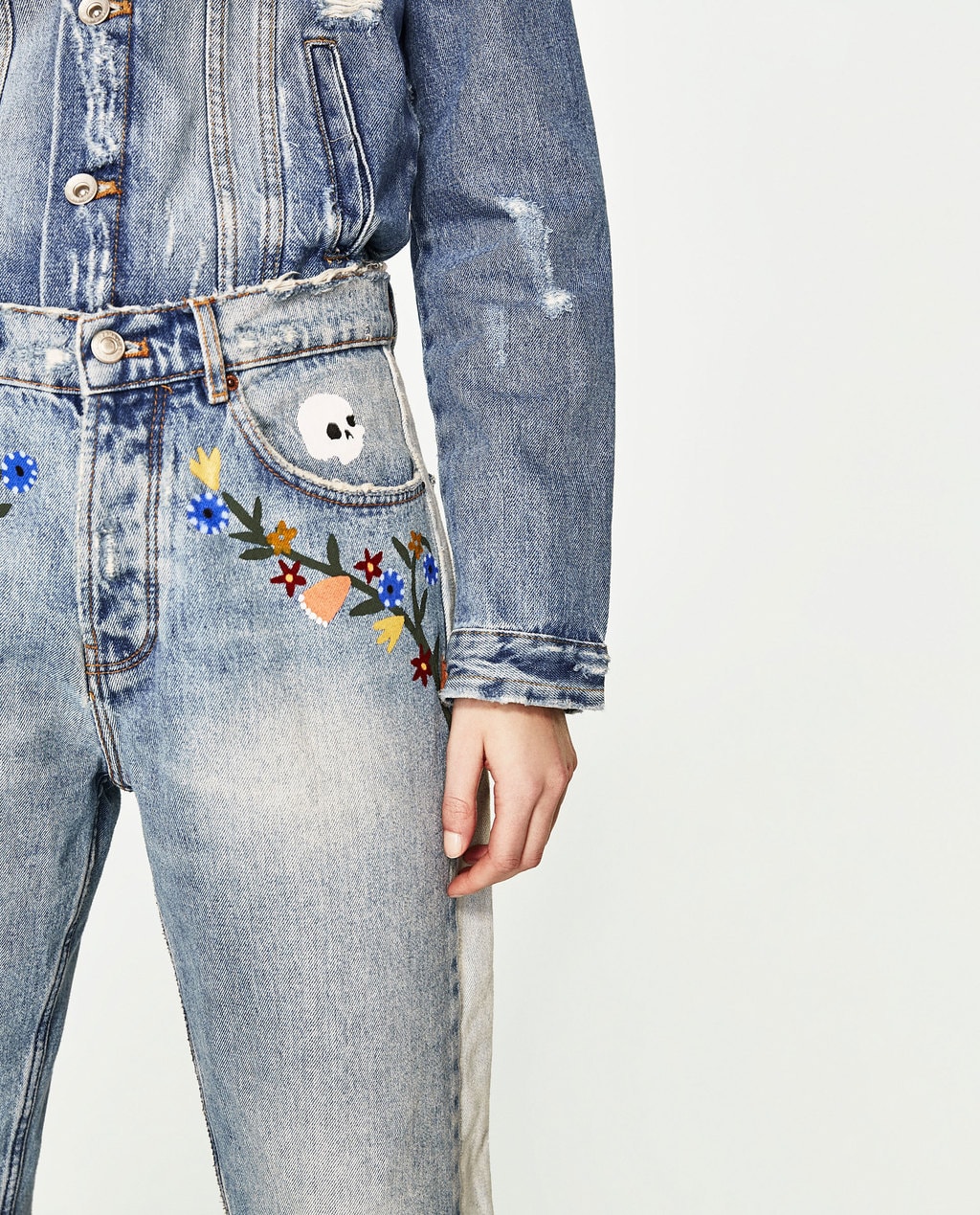 How to wear denim on denim the right way: Example from Zara with embroidered jeans and a denim jacket