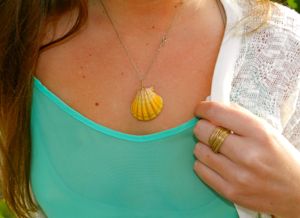 Hawaii street style: Shell necklace