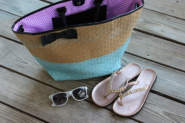 DIY Beach Bag Makeover: Finished painted wicker bag