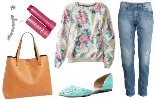 Floral sweatshirt boyfriend jeans turquoise flats look