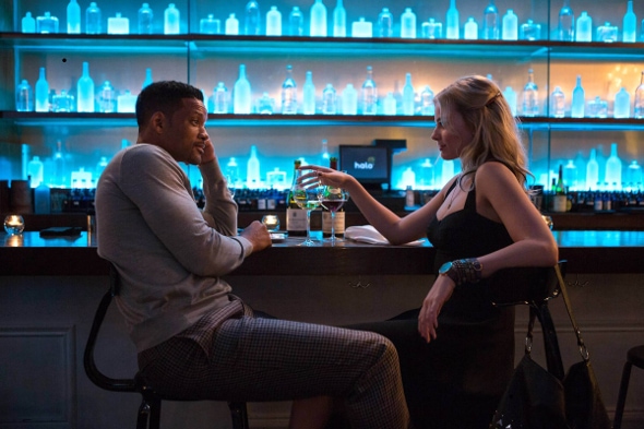 Jess from Focus at the bar with Will Smith's character