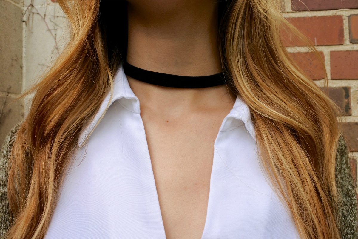 college student wearing choker trend