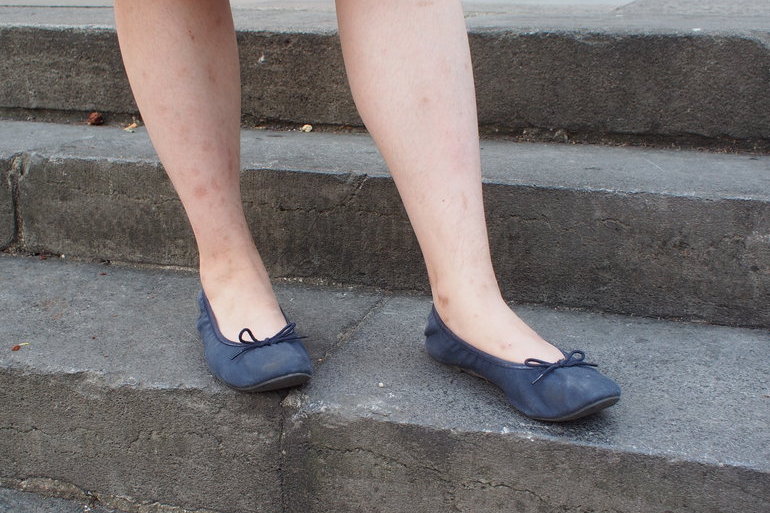 Science Po student Victoria wears simple navy ballet flats with bows from MUJI.