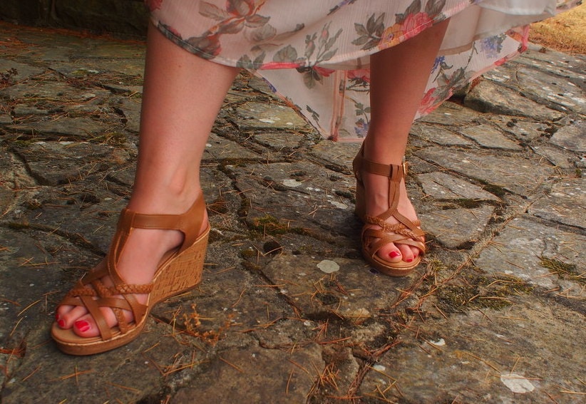 Amy wears brown cork wedge T-strap braided heels.