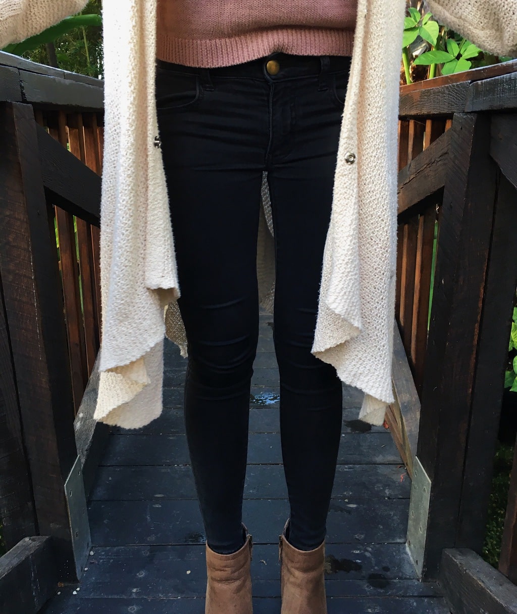 Aren sports a pair of tight-fitted skinny jeans with her knit off-white cardigan.