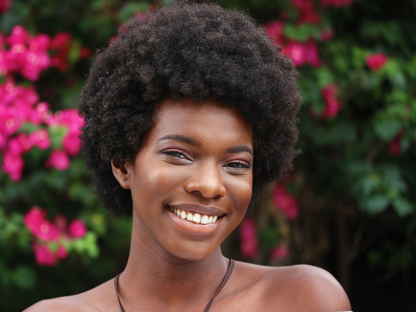 Uchoku's curly natural hair is beautiful. She wears it with a fresh face of minimal makeup.