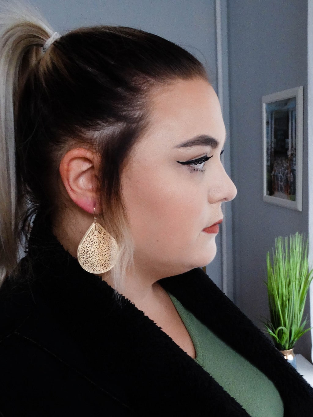 A high ponytail shows off this student'sintricate gold teardrop earrings.