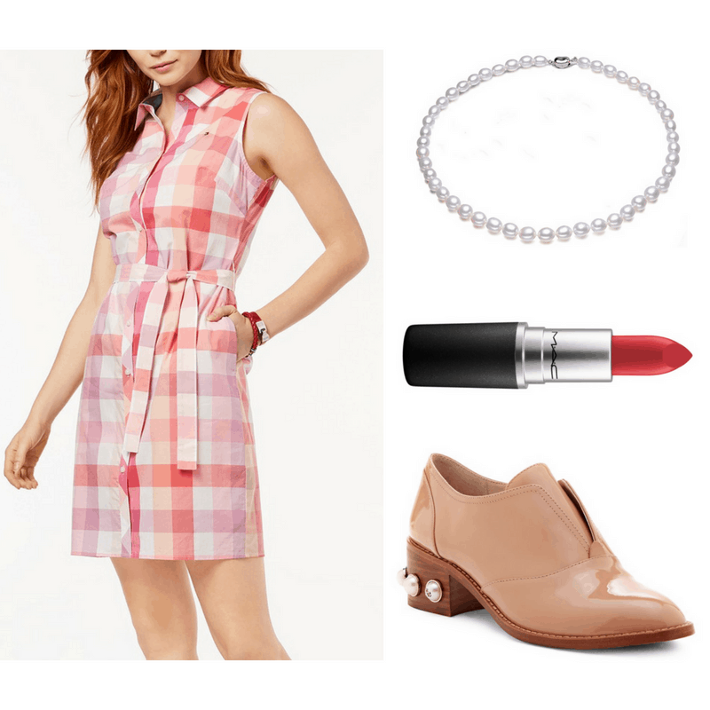 Le style Lucille Ball : Tenue inspirée de Lucille Ball avec robe chemise à carreaux, talons oxford, rouge à lèvres rouge et collier de perles