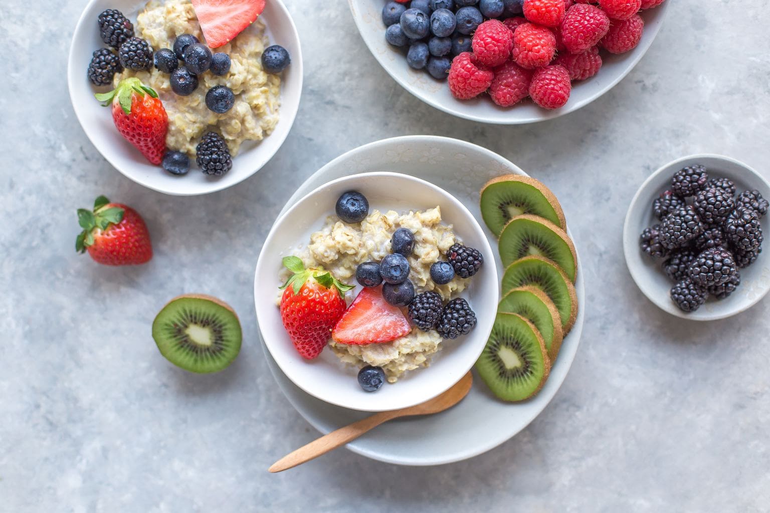 oatmeal with berries and kiwi