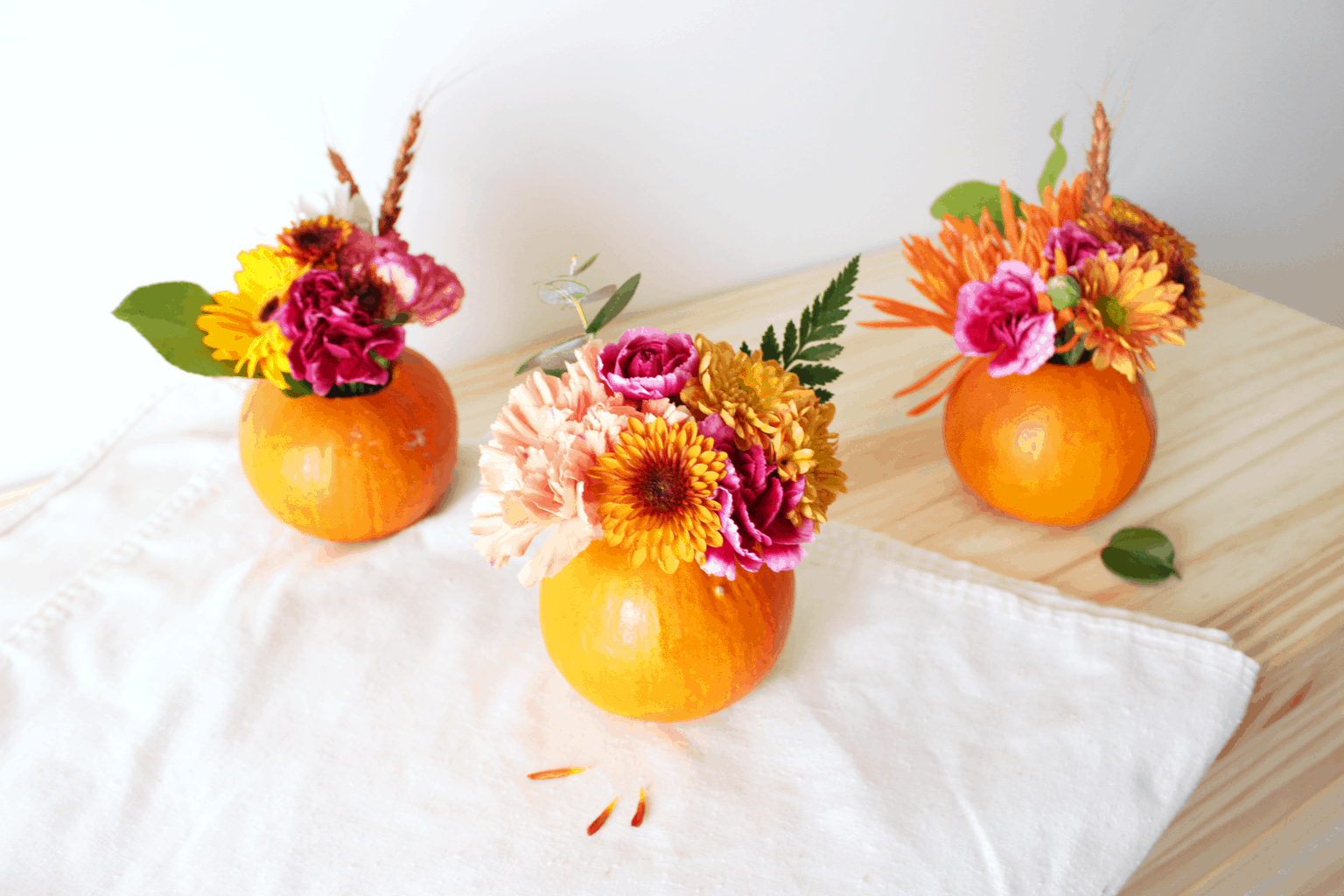  Mini Pumpkin Florals - friendsgiving decor ideas