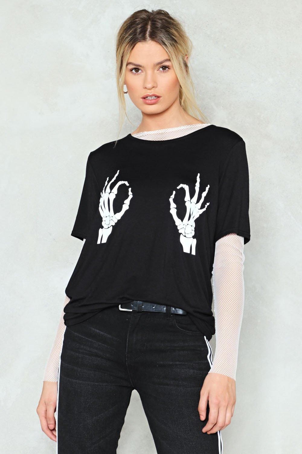 Skeleton hands tee in black and white