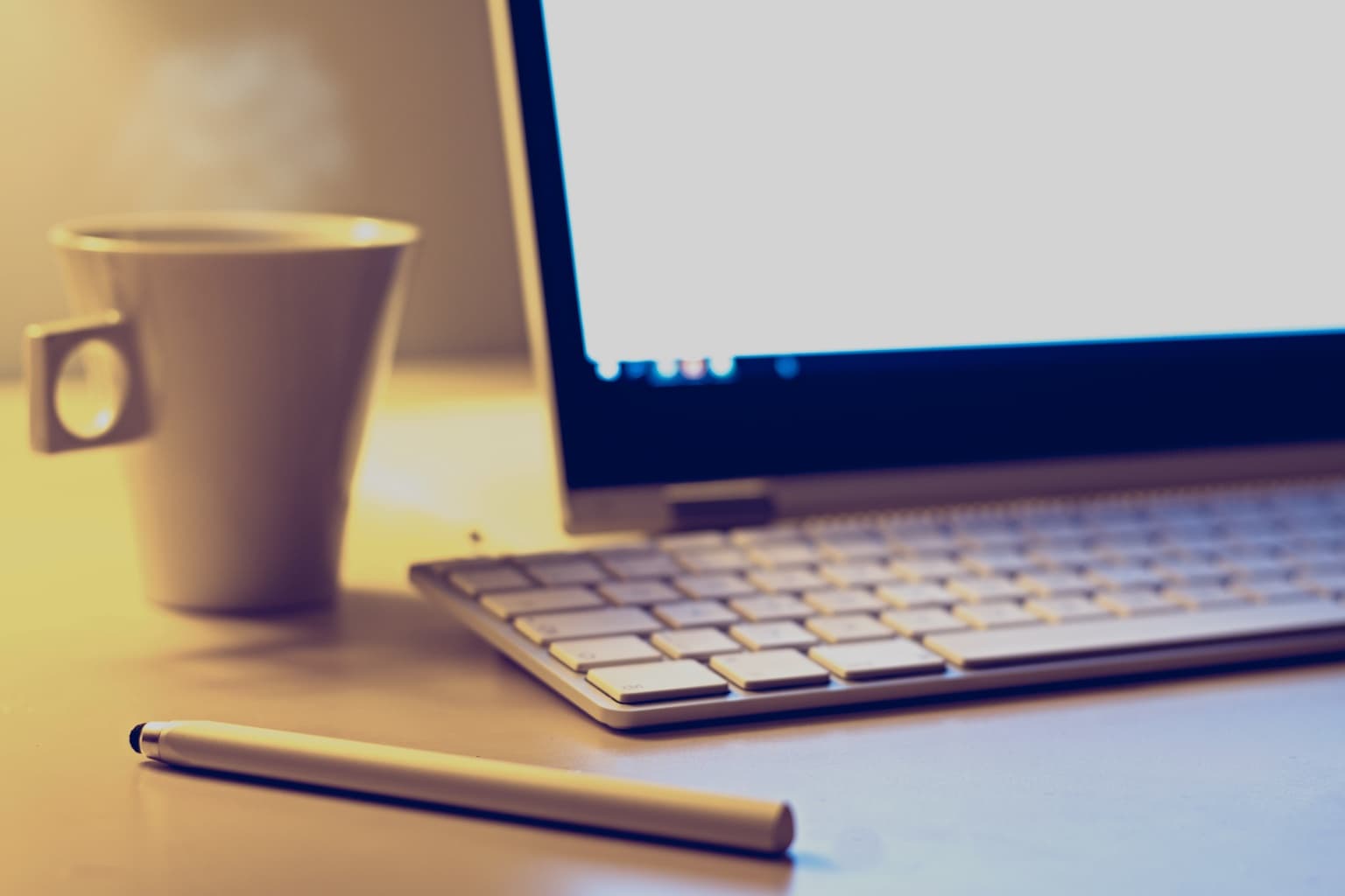 How to make yourself study: Photo of a hot drink next to computer