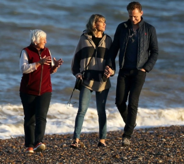 Taylor Swift and Tom Hiddleston beach