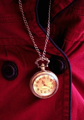 Vintage inspired jewelry street style trend