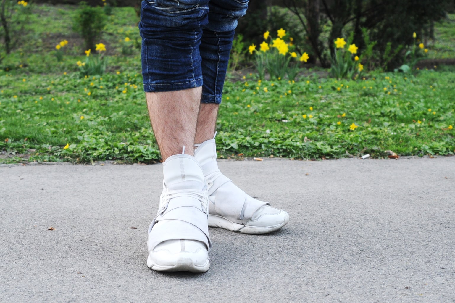 Men's street style - White Adidas Yamamotos and cropped pants