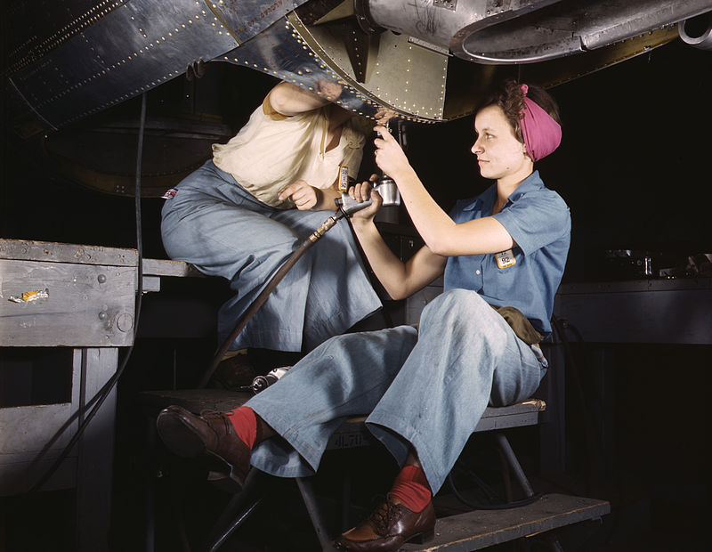 1940s fashion - women working in the 40s