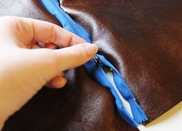 Zipper instruction clutch