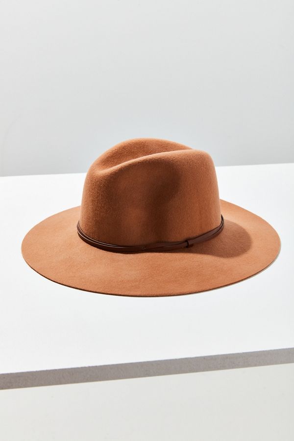 Boho accessories every bohemian girl needs: Brown felt hat