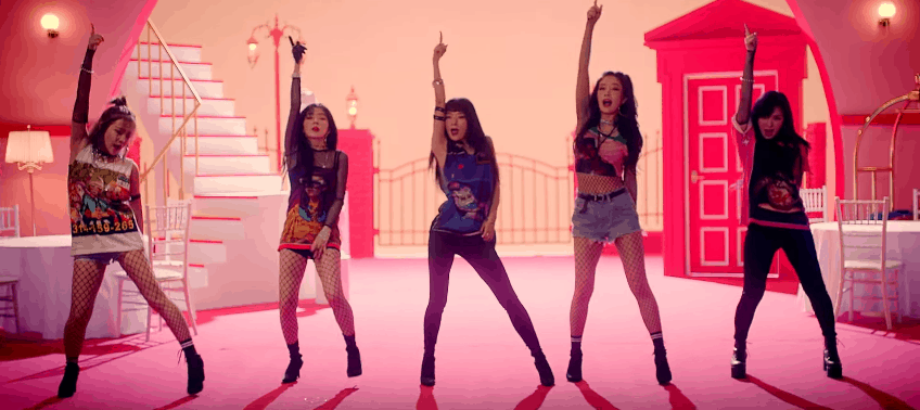 Red Velvet's ultra-cool graphic tee outfits
