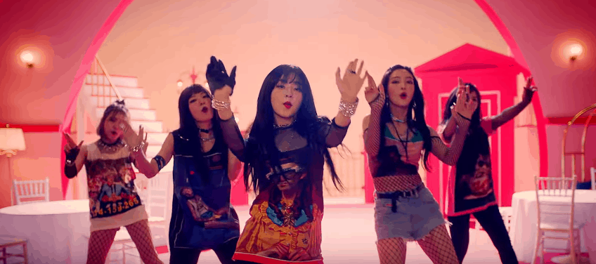 Red Velvet's ultra-cool graphic tee outfits