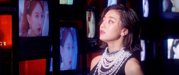 Twice feel special outfits - Jihyo in pearls and black