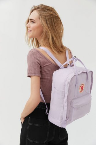 Fjallraven Classic Kånken in pastel purple for a girly look. 