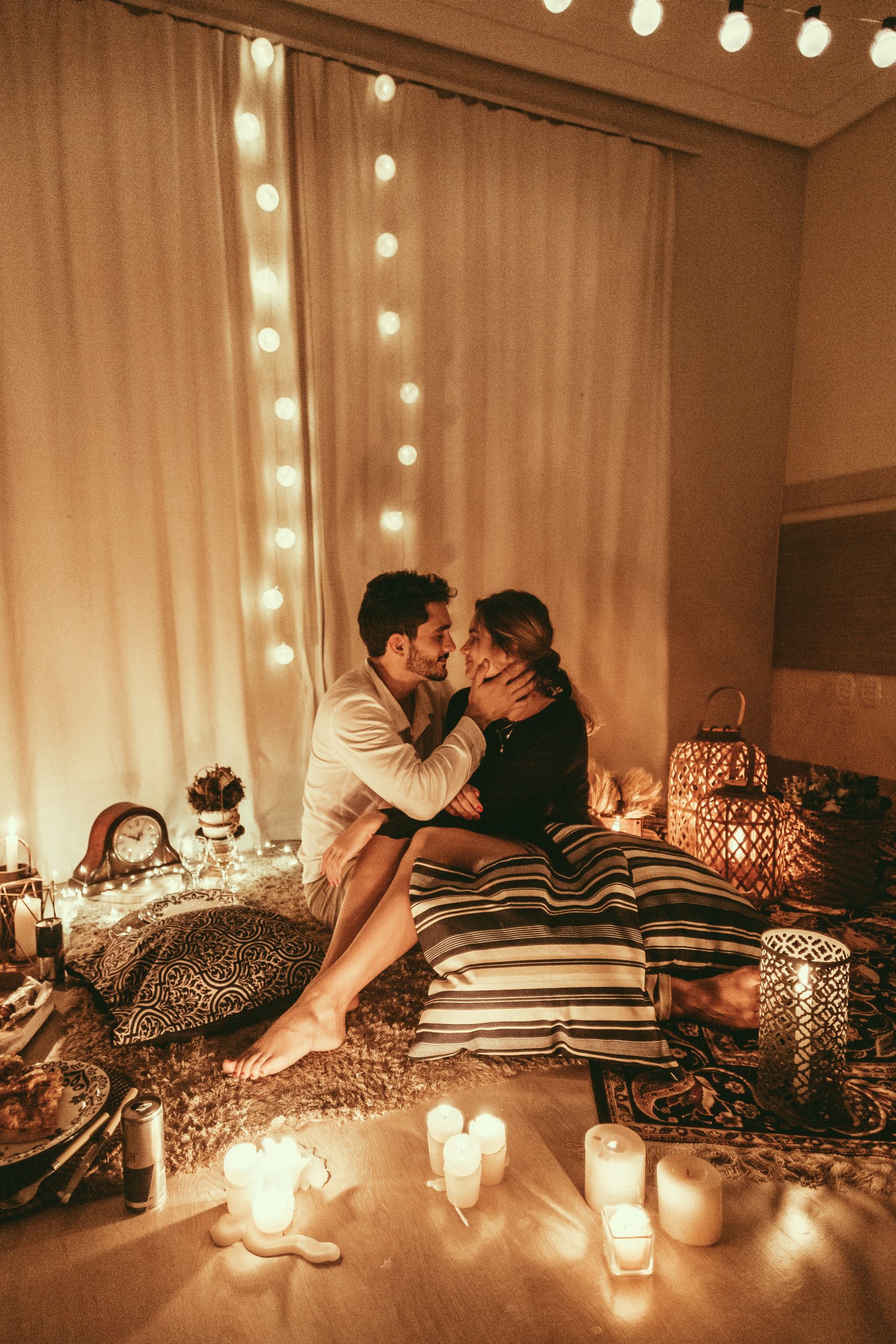 at home date ideascouple in romantic fortsource: jonathansborba from Pexels