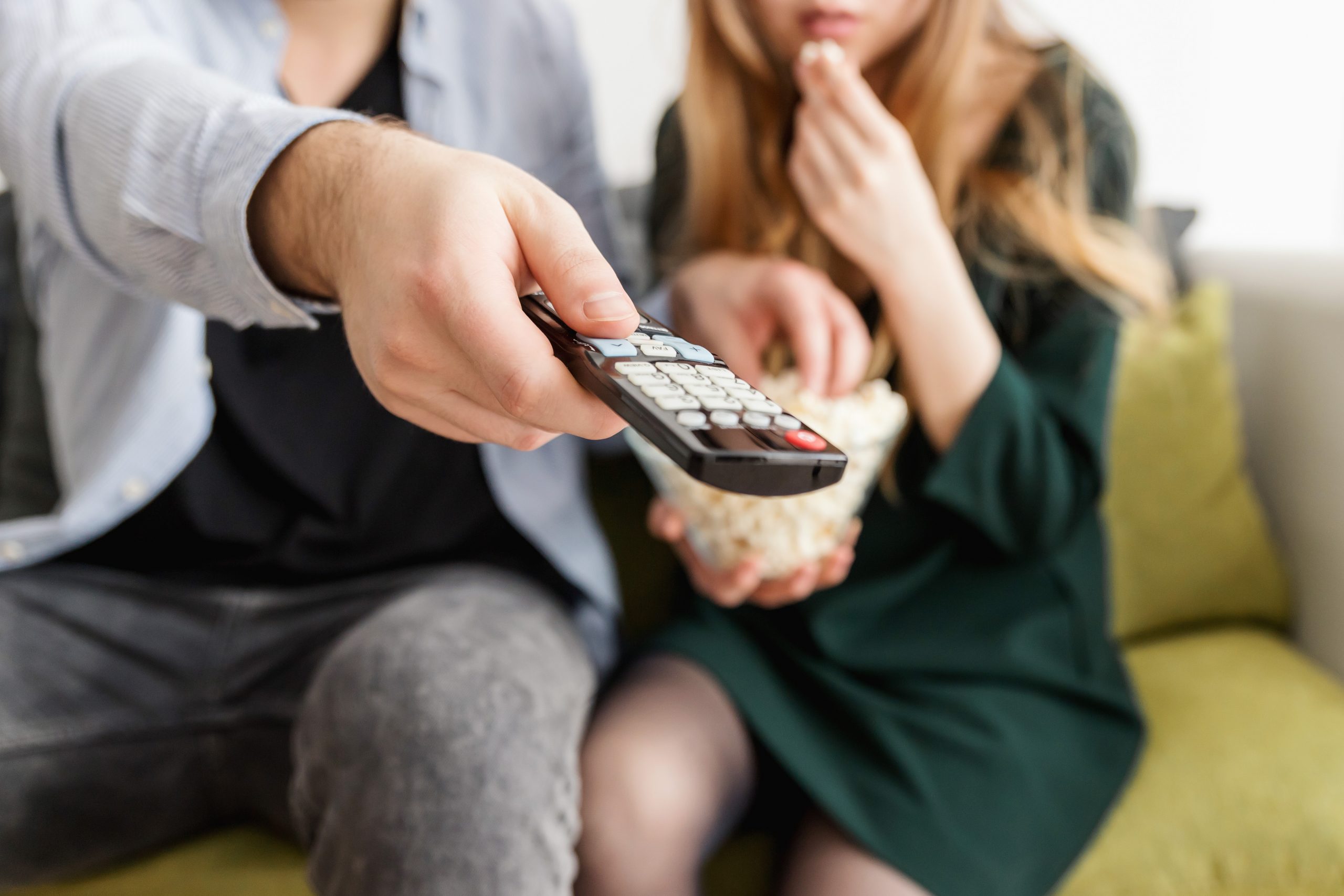 at home date ideas
couple movie night and popcorn
source: JESHOOTS from Pexels
