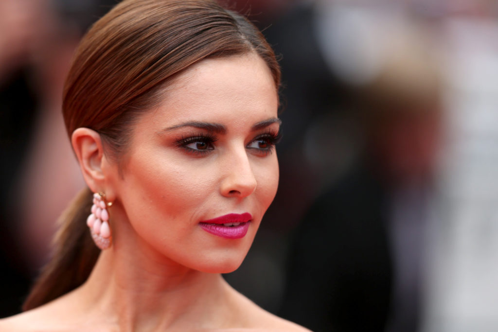 Cheryl Iført hot pink læbestift