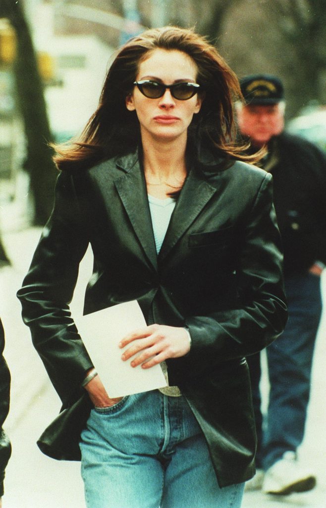 Style Icon Julia Roberts in 1999 in leather jacket - fashion trends