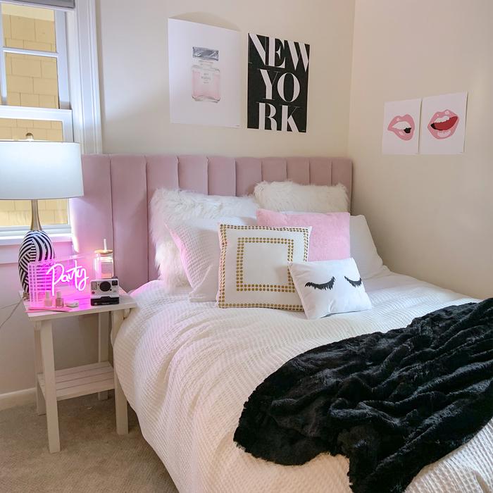 Dorm essentials to make life easier - photo of a cute and organized dorm room
