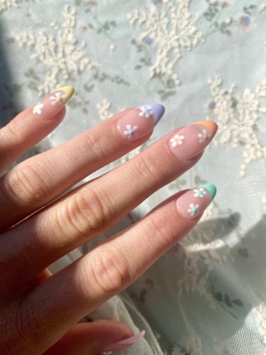 45 Pretty Short Nails For Spring & Summer : Leaf Accent Lavender Nails