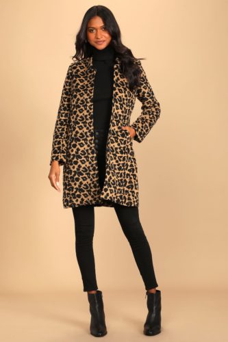 Classy outfit for Christmas with black skinny jeans, black turtleneck, leopard print coat, black ankle boots