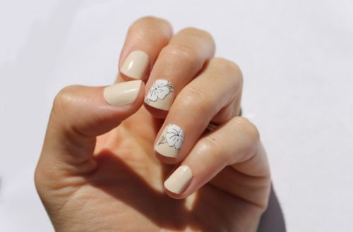 Nude nails with small white flowers