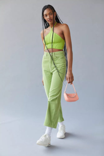 Monochromatic Green Look with green jeans, green cop top, white sneakers and white socks