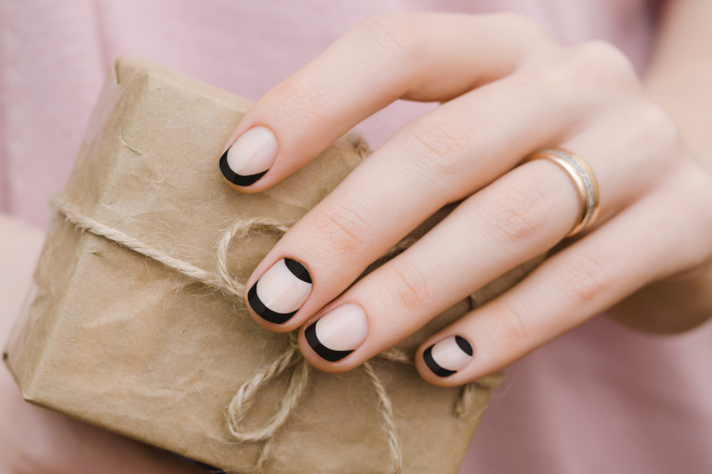 Half moon french nails in nude and black
