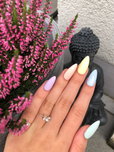 Pastel almond nails for spring
