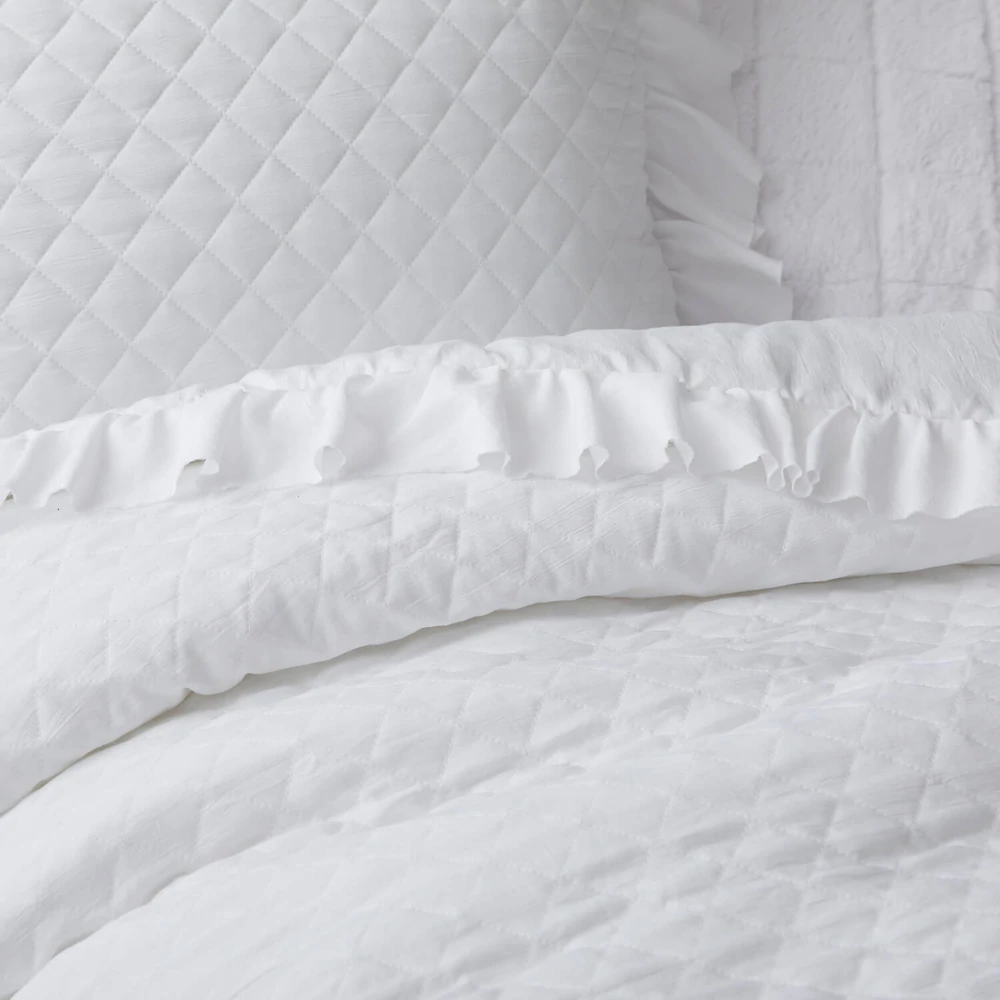 Ruffled comforter in white