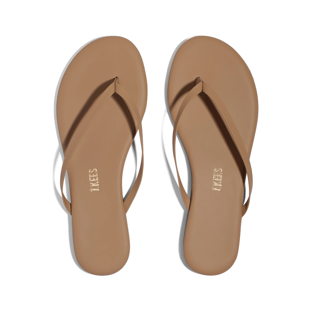 Best shoes for summer: Slip on brown sandals with black swimsuit and printed Beach Please tote