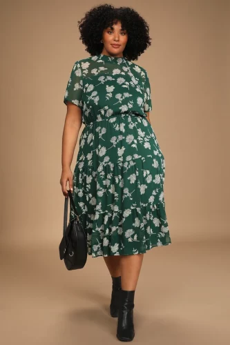 Cute midsize outfit for a wedding: A dark green floral midi dress, black shoulder bag and black ankle boots.
