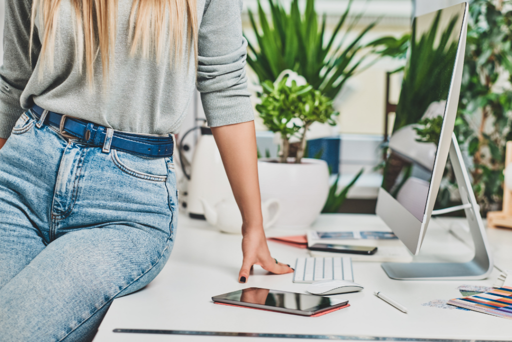 Woman wearing a belt with high waisted jeans