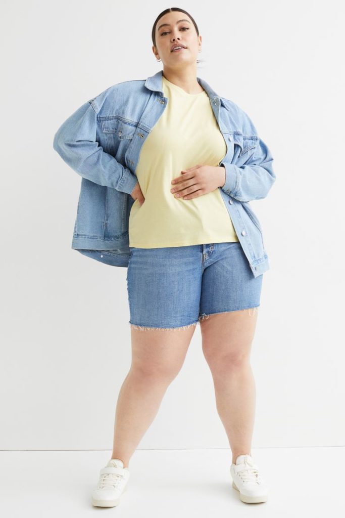A yellow tee, denim jacket, denim shorts and white sneakers.