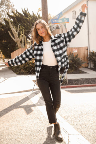 https://www.collegefashion.net/wp-content/uploads/2022/08/Lulus-Plaid-Jacket-Outfit-333x500.jpg