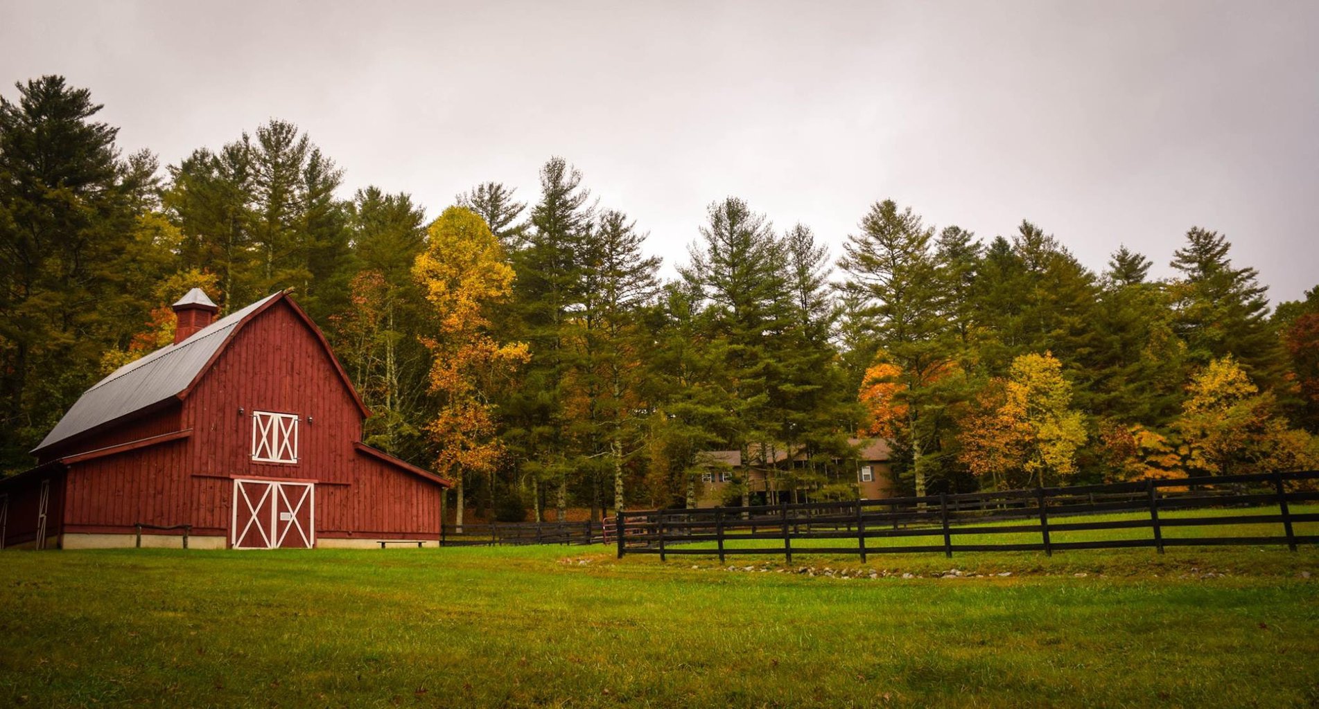 Barn photo from unsplash