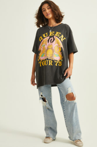 Graphic tee with baggy jeans photo from altar'd state